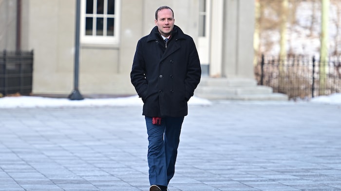 Le député ontarien Nate Erskine-Smith arrive à Rideau Hall pour son assermentation.