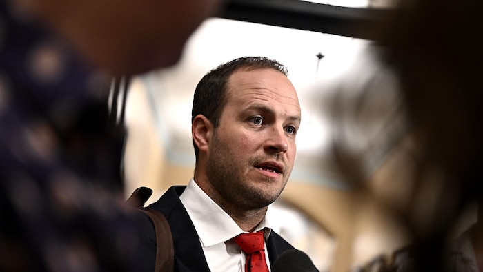 Nathaniel Erskine-Smith répond aux questions des journalistes alors qu'il arrive à une réunion du caucus libéral, sur la Colline du Parlement à Ottawa, le mercredi 5 juin 2024.