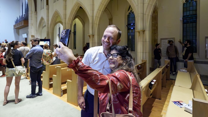 Nathaniel Erskine-Smith prend une photo avec une supportrice.