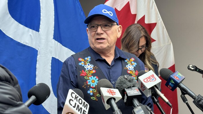 Le président de la Nation métisse de la Saskatchewan, Glenn McCullum en point de presse.