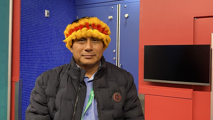 Un homme autochtone péruvien au Palais des Congrès de Montréal dans le cadre de la COP15.