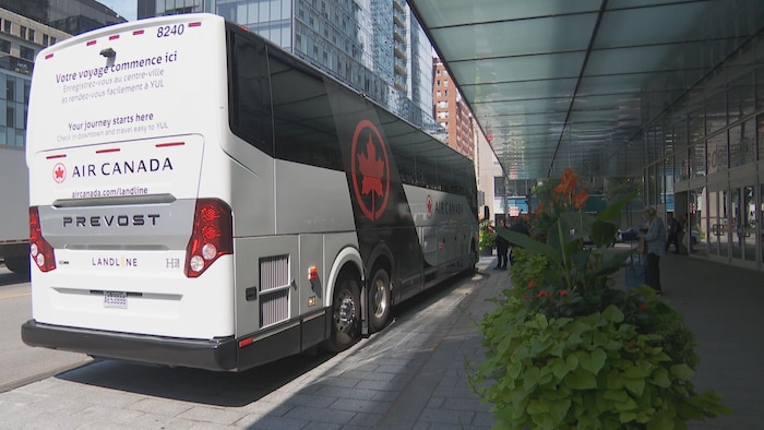 Une capture d'écran d'un autobus arborant le logo d'Air Canada.