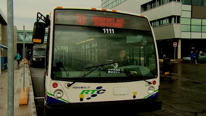 Un autobus du RTC stationné.