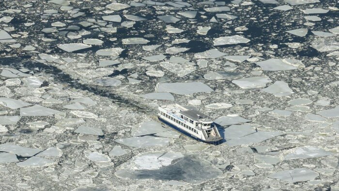 Un bateau navigant dans des eaux glacées.