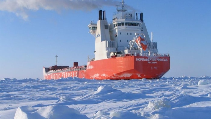 Un navire construit par Helsinki Shipyard brise de la glace dans les eaux nordiques.