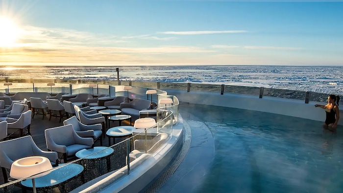 La piscine extérieure du navire Commandant Charcot, par temps hivernal.