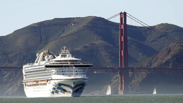 Le navire Grand Princess devant le pont Golden Gate, dans la région de San Francisco, en Californie.