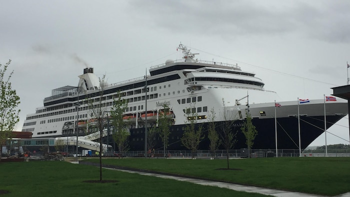 Le navire de croisières Maasdam mouille au port de Québec.