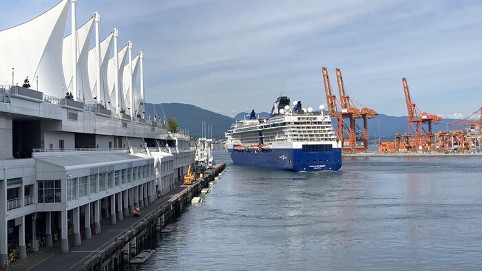 Un navire de croisière quitte le port de Vancouver.