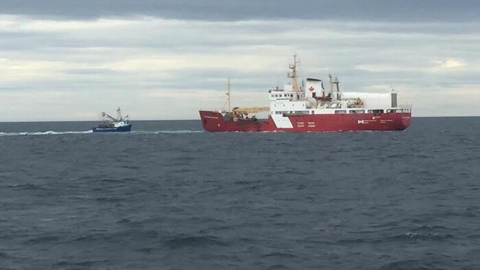 Un navire de la Garde côtière canadienne et un crabier
