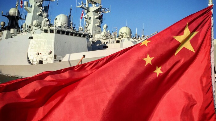 Un buque de guerra chino en el puerto de Victoria.
