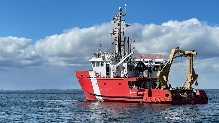 Le navire Leim de la Garde côtière canadienne navigue sur l'eau en Minganie.