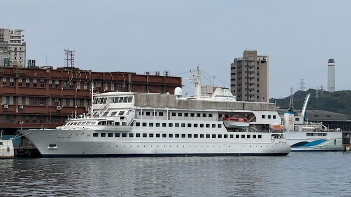 Un navire amarré dans un port.