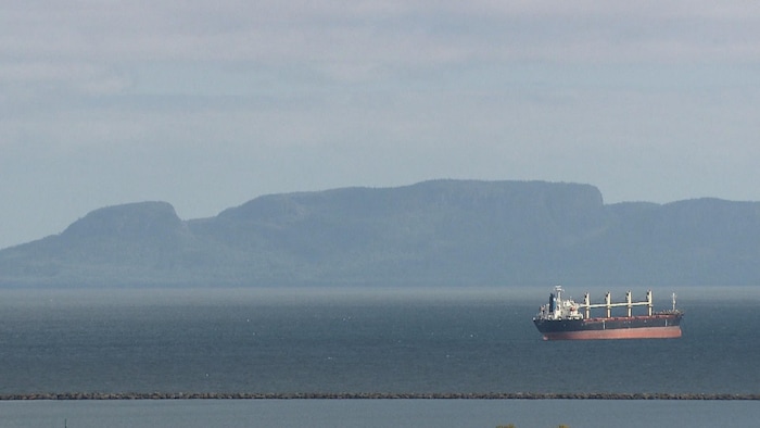 Un navire sur le lac Supérieur devant une île près de Thunder Bay, en Ontario.