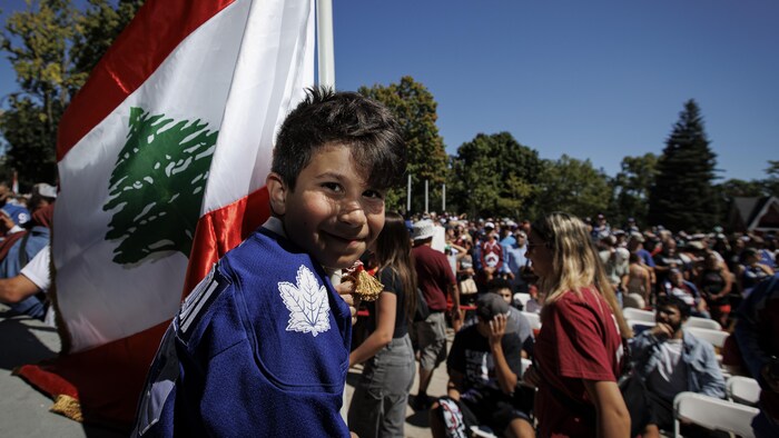 أحد مشجعي ناظم القادري من الأحداث يحمل علم لبنان.