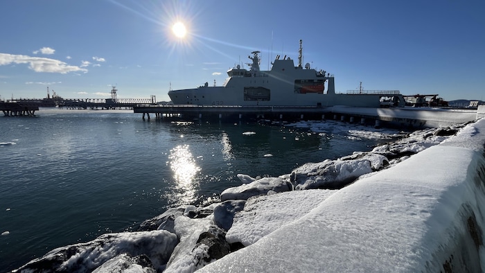 Un navire de 103 mètres de longueur de la Marine royale canadienne est à quai.