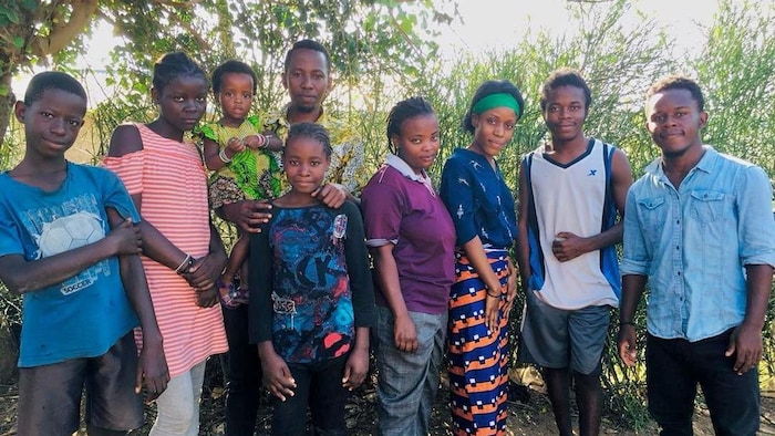 La famille de réfugiés en Ouganda.