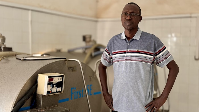 Diagne Ndoye, vétérinaire de enactment et employé d’une ferme laitière.