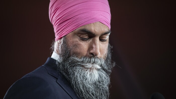 Jagmeet Singh est visiblement déçu et baisse le regard, après sa défaite cuisante.