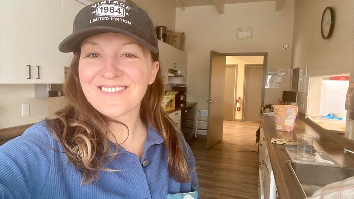 Nebesna Tremblay dans une cuisine.