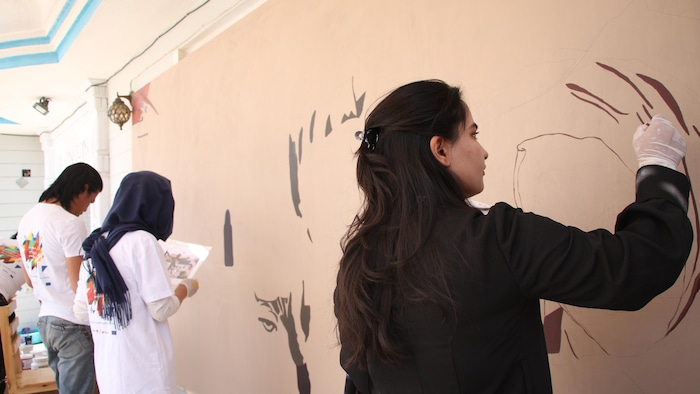 Negina Azimi était artiste en Afghanistan, avant de devoir fuir le pays en 2021.