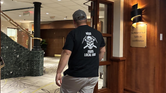 Un homme se dirige vers la salle pour voter.