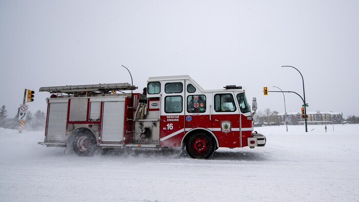 Un camion de pompier de la ville de Saskatoon dans une tempête de neige.