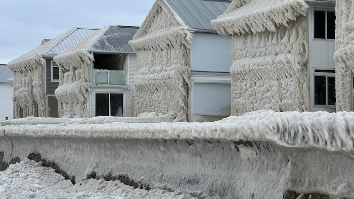 Des façades de maisons couvertes de neige gelée sur le bord du lac Érié.
