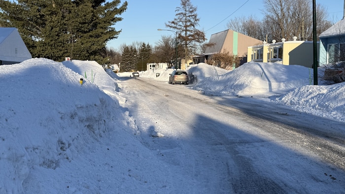 Une rue résidentielle enneigée de Lévis.