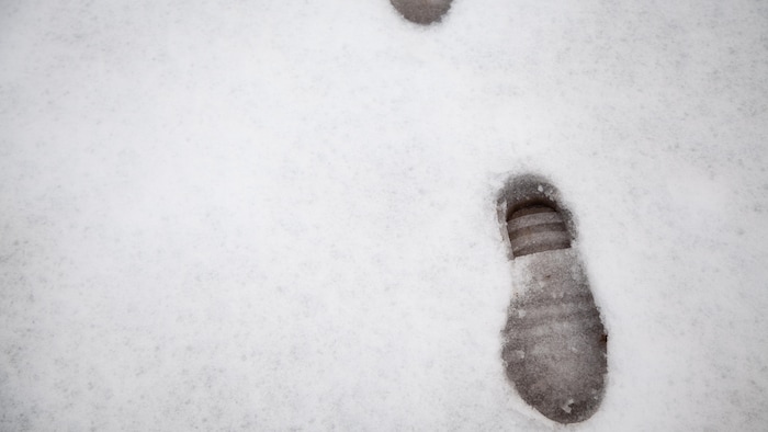 Des traces de pas dans la neige.