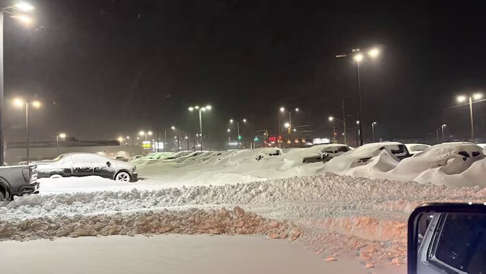 Sur la photo, Timmins Garage Incorporated, un concessionnaire de véhicules d’occasion après la tempête du 29 décembre 2025.