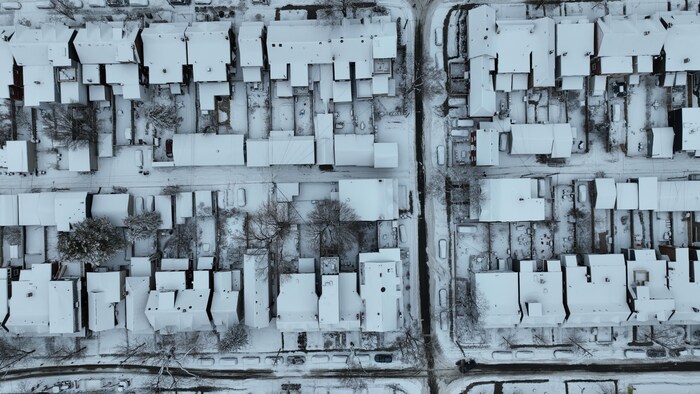 Une photo de drone de Toronto sous la neige.