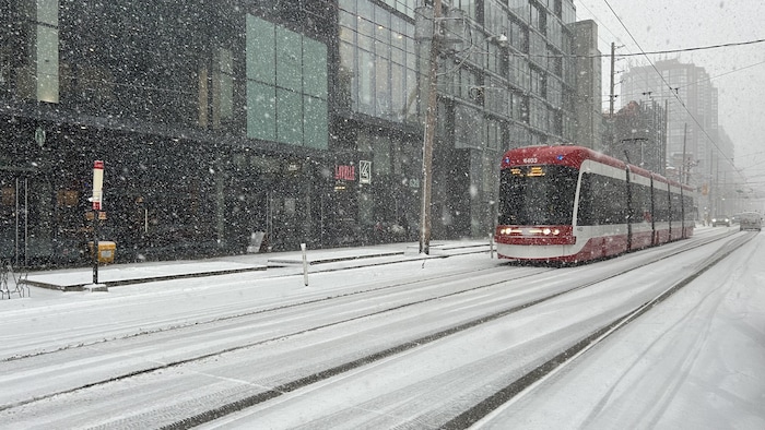 Un tramway sous la neige sur la rue King Ouest à Toronto, près de la rue Bathurst, le 15 février 2024.