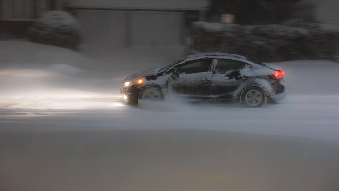 Voiture dans la neige.