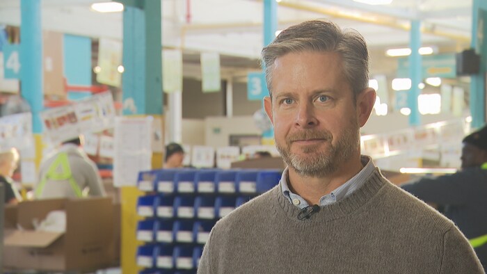 Neil Hetherington en entrevue dans un entrepôt de la banque alimentaire Daily Bread.
