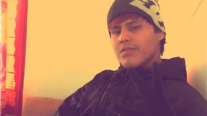 Un jeune homme.