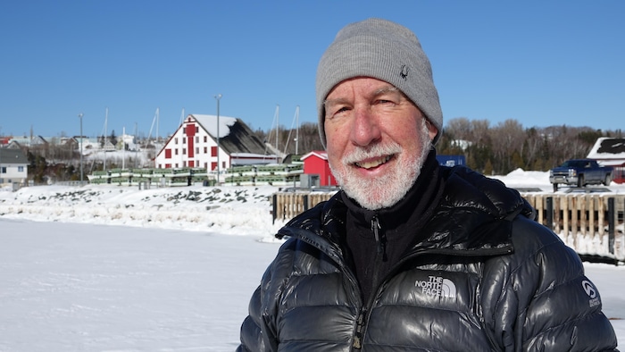 Nelson Holmes dans le port de pêche de Paspébiac en hiver.