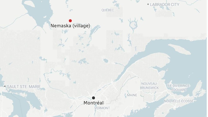 Une carte montre la distance entre les deux localités.