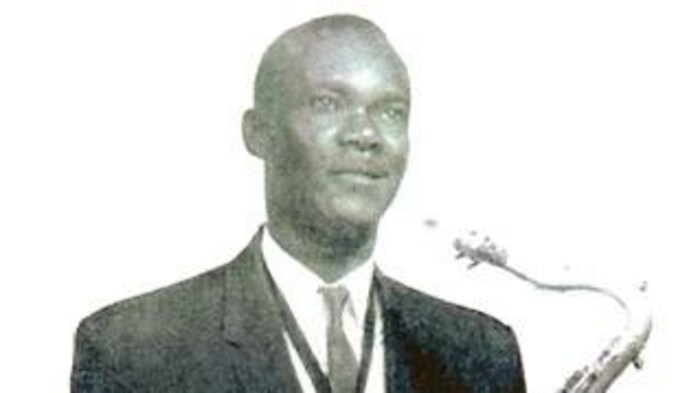 Photo du musicien avec son saxophone.