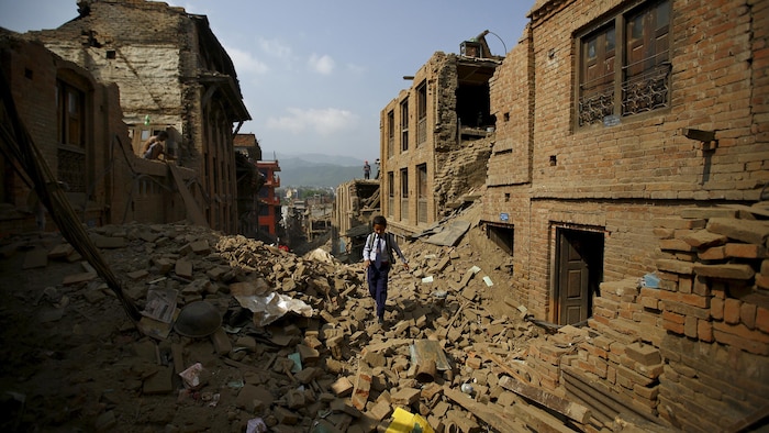 Niraj Ranjitkar, 10 ans, se dirige vers l'école, un mois après le séisme du 25 avril 2015, à Bhaktapur, au Népal.