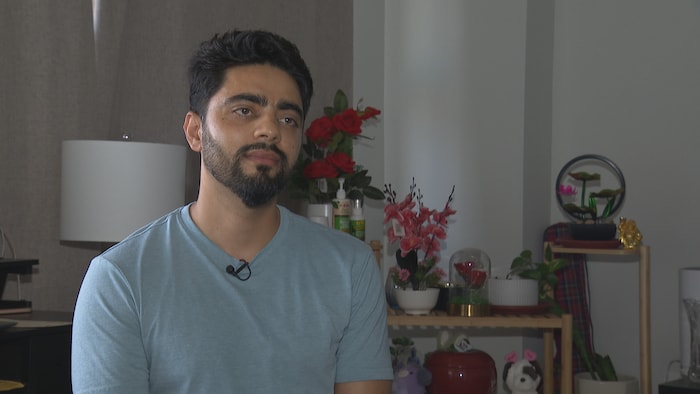 Khagendra Kandel répondant aux questions d'une journaliste.