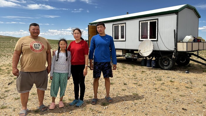 Nergui et sa famille à leur campement.