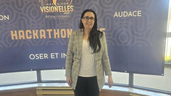 Nesrine Bouassida est originaire de la Tunisie. Avec son mari Tarek, ils se partagent les travaux ménagers.