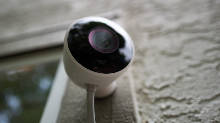 Une caméra de surveillance Nest, de Google, installée sur un extérieur d'un bâtiment.