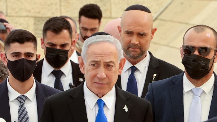 Benyamin Nétanyahou (au centre) assiste à la cérémonie annuelle organisée la veille de la Journée du souvenir des soldats tombés au combat au mémorial Yad LaBanim à Jérusalem.