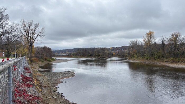 On peut voir que la rivière ne remplit pas tout son lit.