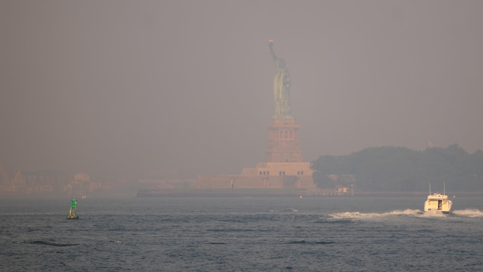 La statue de la Liberté à New York est enfumée.