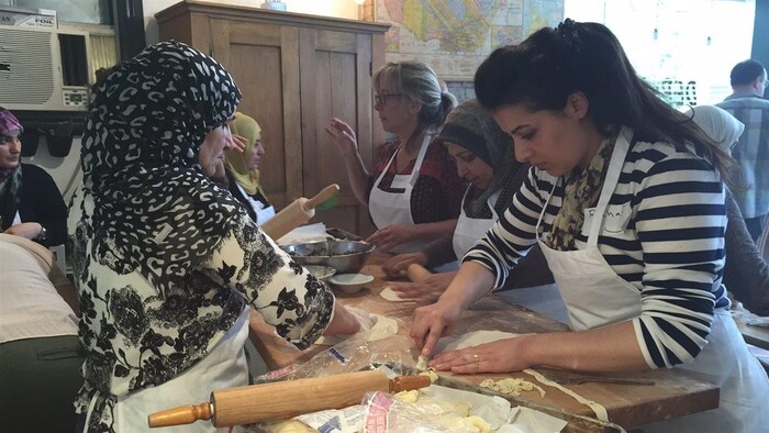 Des réfugiées syriennes préparent des repas.