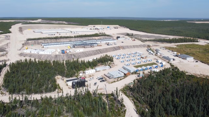 Le chantier de la mine d’uranium Rook 1 de NexGen et l’usine de traitement du minerai.