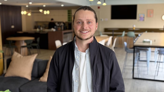 Jonathan Lessard pose dans ses bureaux.
